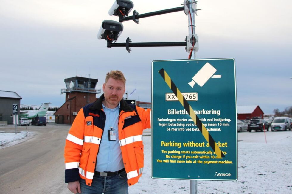 Lufthavnsjef Jan Rune Sæbø mener den landsdekkende parkeringsløsninga er enkel og bra, og oppfordrer bilistene om å utvise aktsomhet for å ivareta sikkerheten.
