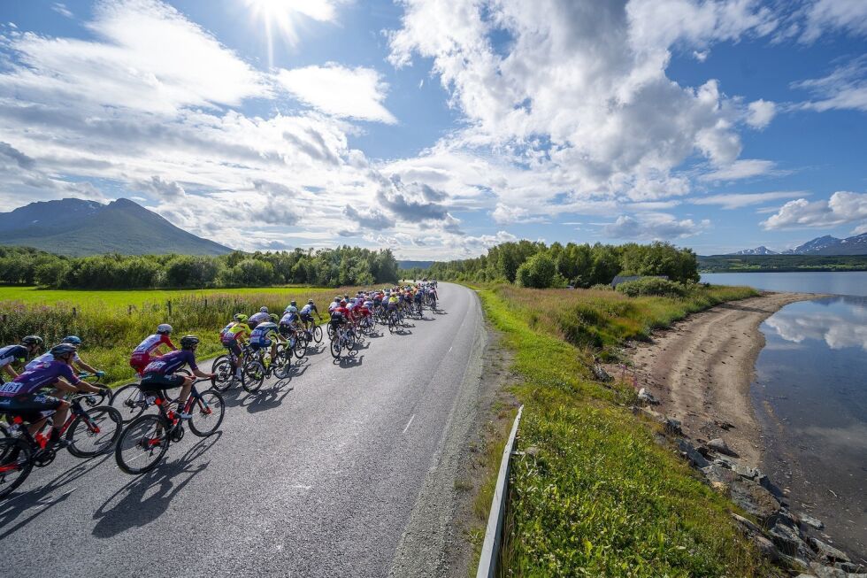 STERKT FELT: Når Arctic Race of Norway går av stabelen 11. til 14. august vil publikum få oppleve noen av verdens beste sykkellag og syklister på nært hold. Dette bildet er fra sykkelrittet i 2021.
 Foto: Rune Dahl/ARN