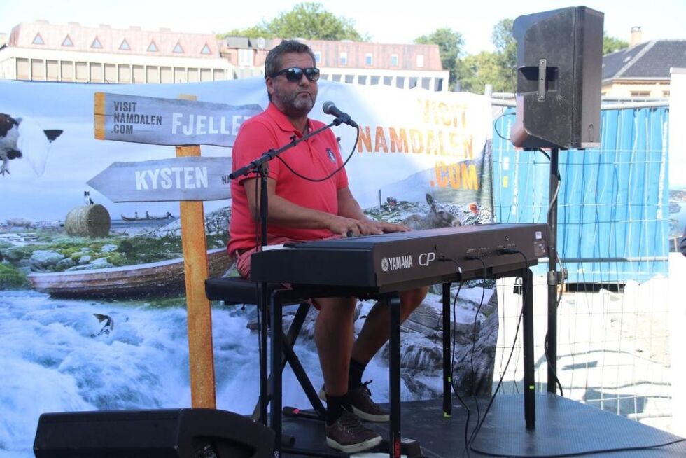 Bjarne Brøndbo sang "Det fine vi hadd sammen" til minne om de to omkomne etter den tragiske båtulykken ved Namsos.
 Foto: Privat