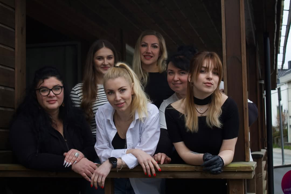 Fra venstre: Elena Vladykina (under opplæring), Iryna Lysova (nybegynner i manikyr), Yana Azarova (gründer og manikyrmester), Nadezjda (frisør med over 30 års erfaring), Katerina (tidligere ansatt, nå flyttet), og Kristina Reznytsjenko (frilans negledesigner i praksis).
 Foto: Privat