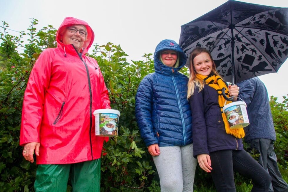 Voksenveileder Anne Lise Arntsen, nestleder Tiril Grande Hallan (12) og kasserer Ragnhild Cornelia H. Helland (13) fra Barnas Hageselskap.