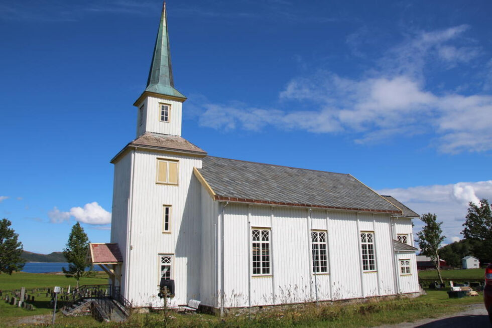 Kirkegården som er tilknyttet til Solstad kirke på Holm vil blir stelt av en robotgressklipper til sommeren.
 Foto: Arkivfoto