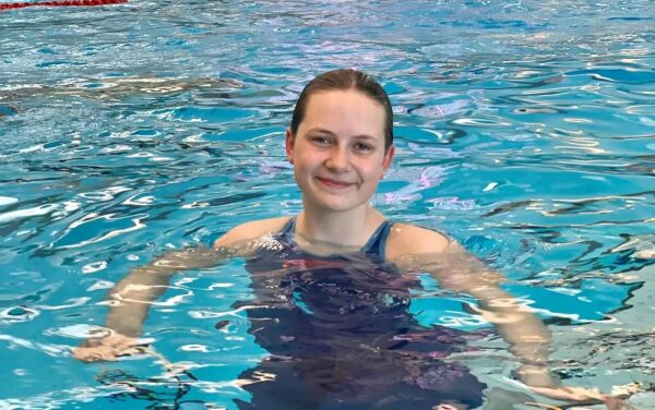 Stella imponerer med 19. plass i sin første øvelse i NM i svømming