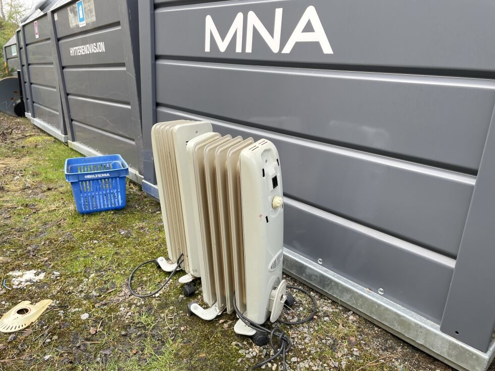 To varmeovner og en handlekurv gjensatt på baksiden av hytterenovasjonen.
 Foto: Synnøve Hanssen
