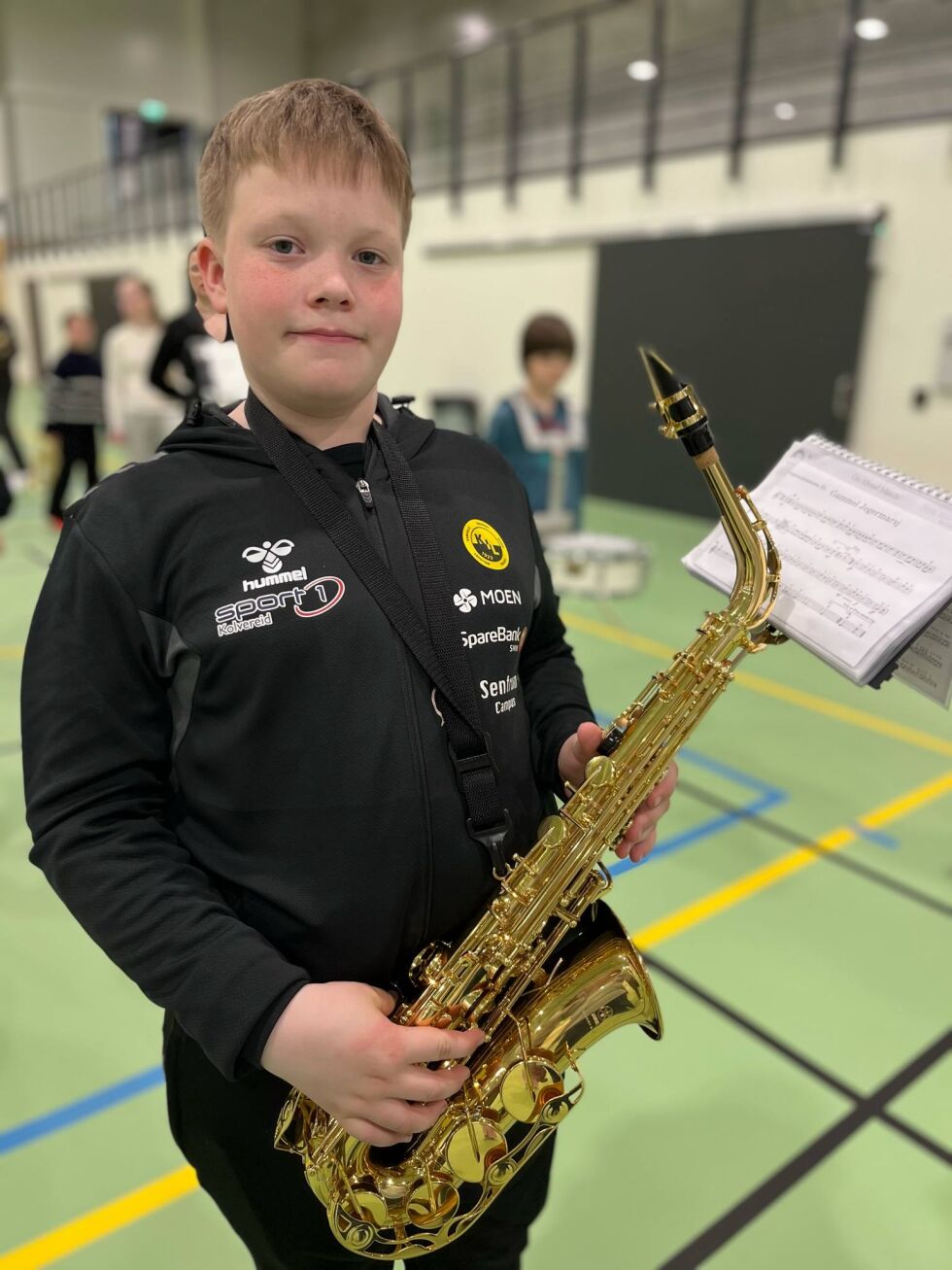 Mats Elias Strømmen synes det er gøy og kult å spille saksofon i skolekorpset.