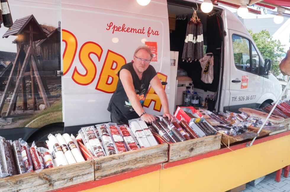 Knut Sommer fra Rørosbua med et bredt utvalg spekemat.