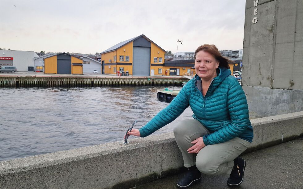 Museumsleder Nina Grindvik Sæternes viser frem der det engang har stått lykter.
 Foto: Frank Jenssen.