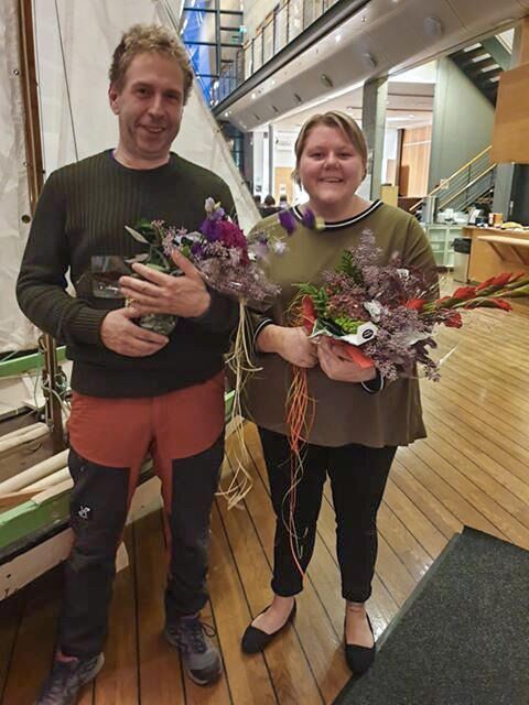 Kjetil Rønning og Eline Moe fikk blomster som takk for sin åpenhet. Rønning for å stå fram i media og Mo for sitt motiverende foredrag.
 Foto: Privat