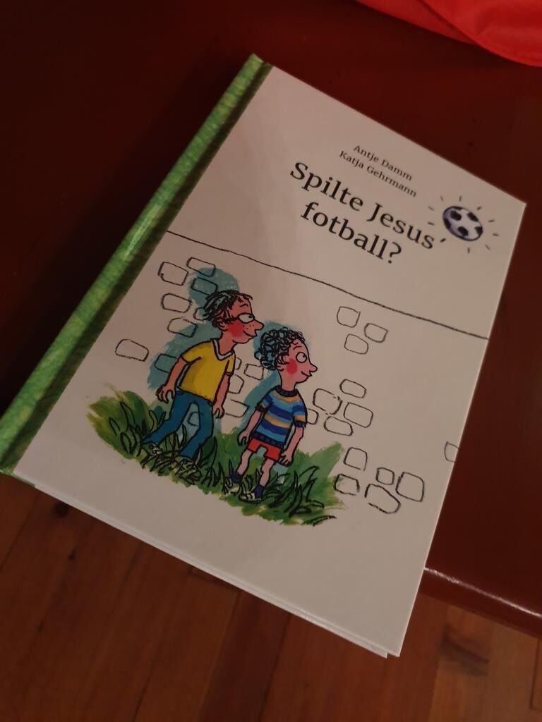 Det ble lesestund også. Om Jesus spilte fotball eller ikke fikk deltagerne på Lys Våken med seg.
