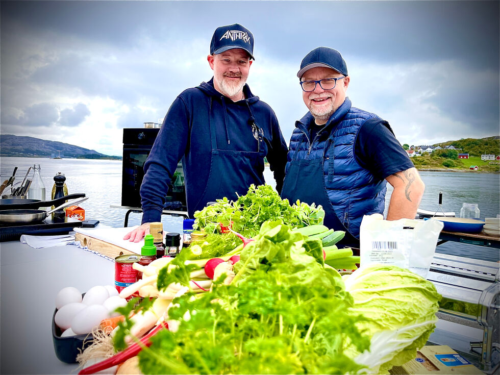 Lars Erik Vesterdal og Robert Mære fra TrønderTV skal servere Kortreist mat under Kystbykvelden.
 Foto: Jon Audun Haukø