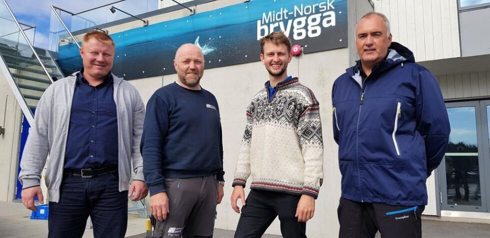 Frank Øren (daglig leder i MNH, til venstre) og Per Helge Buvarp (verkstedleder i MNH) har inngått leveringsavtale med Lars Berg-Hansen (daglig leder i NorseAqua) og Sveinung Kristiansen (operativ leder i NorseAqua).