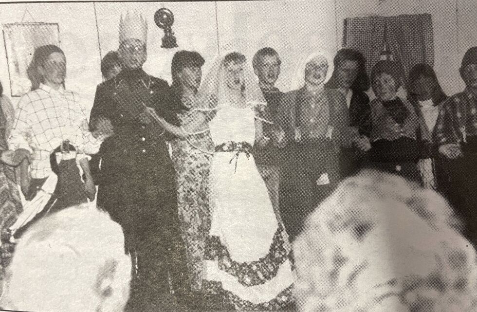 Bryllupet til Snøhvit (Monika Rosø) og prinsen (Kristian Wendelbo).
 Foto: Arkivbilde Tore Mo.