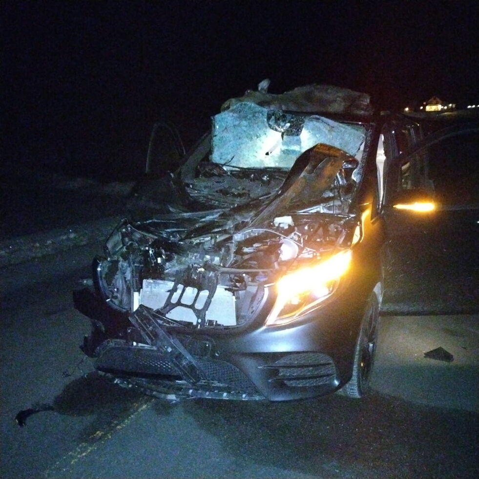 Hard trøkk. Bilen ble totalvraket og elgen ble liggende på taket etter sammenstøtet.
 Foto: Privat