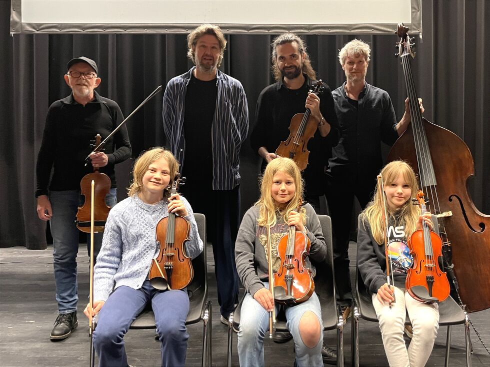 Liw Ronya Bjørsvik, Sunniva Gjøra og Tuva Moe fikk øve sammen med Gjermund Larsen Trio.
 Foto: Renate Rosenvinge