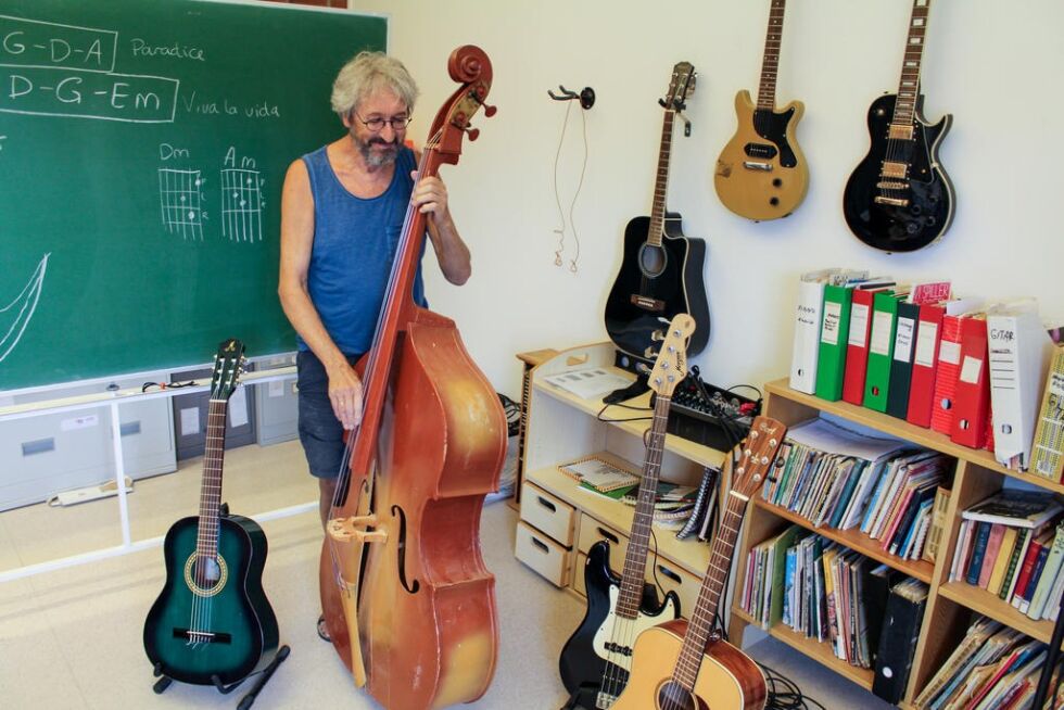 Strengeinstrument har fasinert Kjell siden han var liten gutt. Den gamle kontrabassen fra Valnesfjord har fulgt ham hele hans voksne liv.