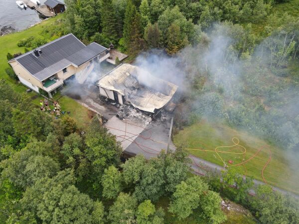 Garasje totalskadet i brann