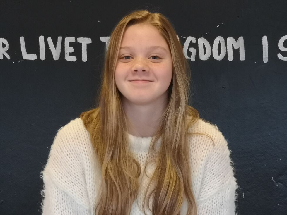 Ingeborg Amalie Engesvik, ei målretta og selvstendig jente som følger tysk undervisning via skjerm.
 Foto: Heidi Arnøy