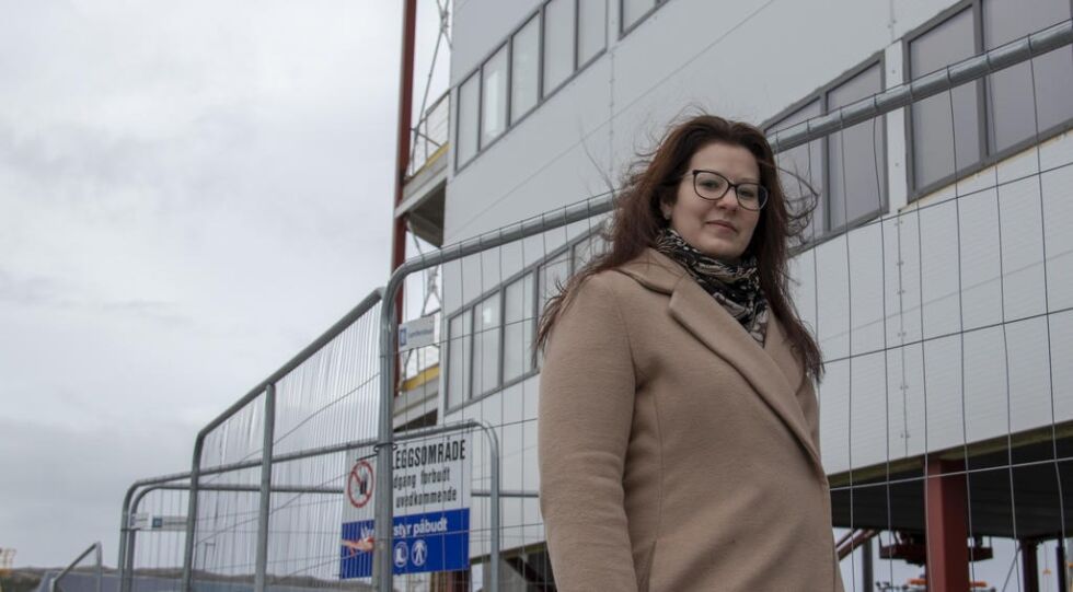 Andrea Nogva foran den blå innovasjonsklyngen InnovArena, som er under oppføring i Rørvik