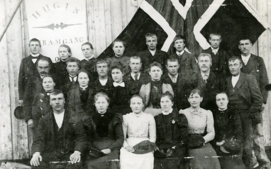 Ungdomslaget Hugin fotografert i 1890, foran nummer to fra venstre: Charlotte Skage, ellers ukjente
 Foto: Kystmuseet i Nord-Trøndelag