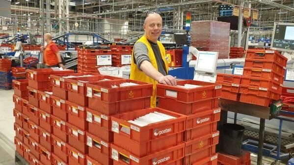 Produksjonsleder Harald Moholt på Østlandsterminalen forteller om mange flere håndskrevne brev enn forventet før jul.