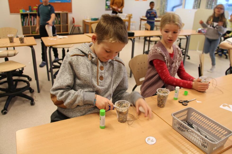 Her er det produksjon av fuglemat på gang. Elevene er Karolis Jarutis og Vilde Marie Grunnan.