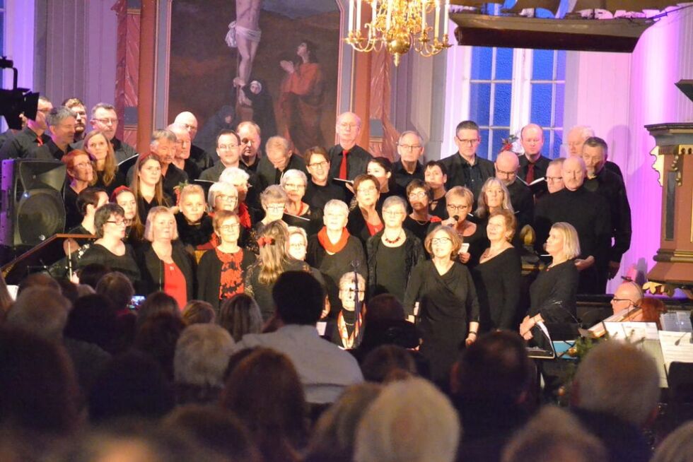 Songlaget Njård er aktive på ulike arrangementer i distriktet. Her er de under en julekonsert i Lundring kirke.