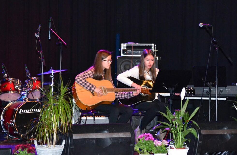 Søstrene Oda og Alice Li Urdshals spiller her Vamp-slageren Tir n’a Noir på gitar. En sang mange i salen nynnet forsiktig med til.