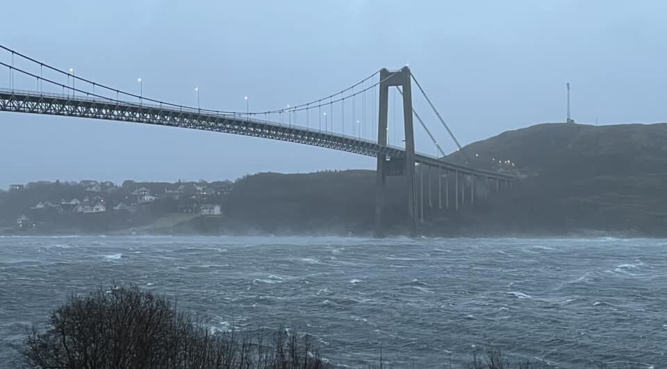 Nærøysundbrua i storm.
 Foto: Laila Marvold/arkiv