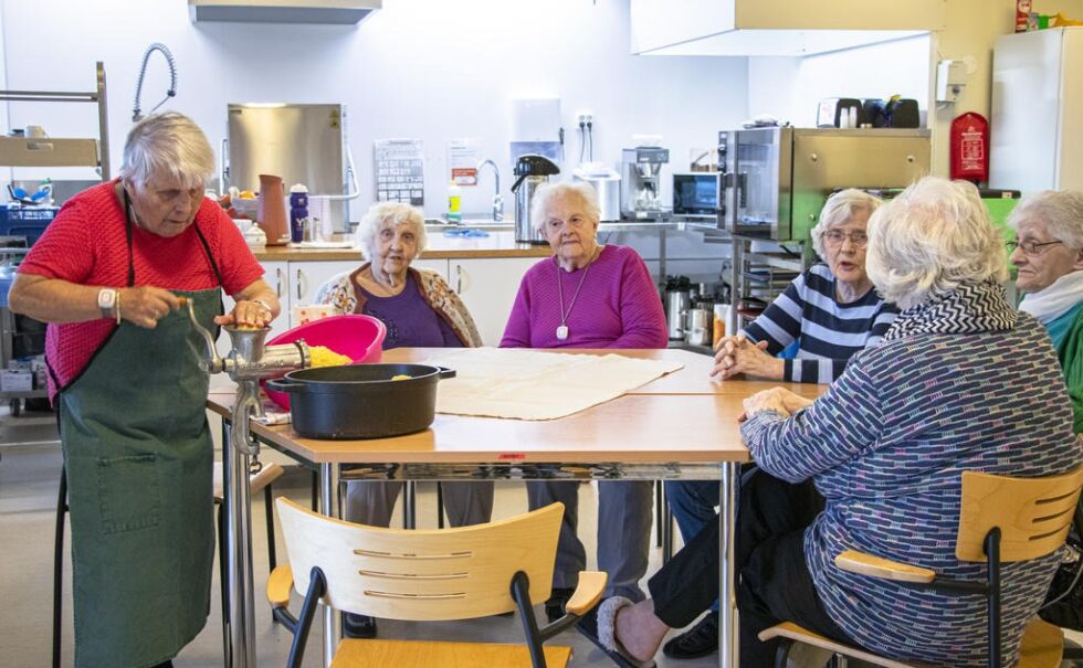 Jorunn Lervik, Dalma Dolmen, Aslaug Tangen, Dagny Skeie, Dagmar Haug og Aud Møllervik (med ryggen til) samlet seg for å lage potetkaker.
 Foto: Rafet Adem Daban