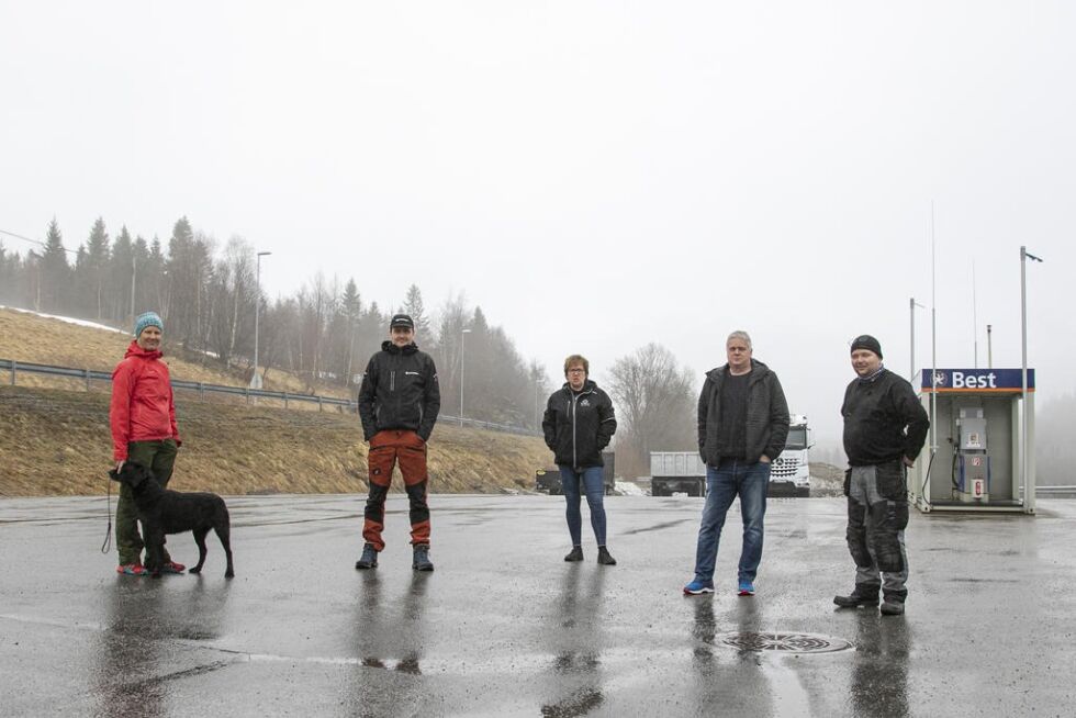 - Totalt uholdbart, sier Kjersti Wendelbo (f.v.) med hunden Pippi, Svein Kristian Skeie, Anne Laugen, Håvard Skeie og Håvard Larsen bodde jobber og bor på Foldereid og er dypt frustrert over den dårlige dekningen for nett og mobil som er i området.