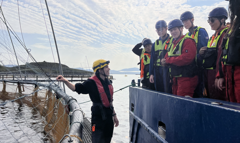 Tine Melkersen med koreagjester.
 Foto: Val skoler