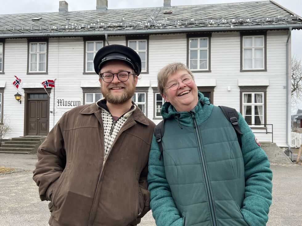 Endre Opheim fra kystmuseet og tysktalende guide Annette Horstmann satte pris på at mange ville bli med på guidet omvisning.
 Foto: Lillian Lyngstad