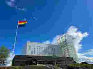 Prideflagget vaiet over hele kommunen