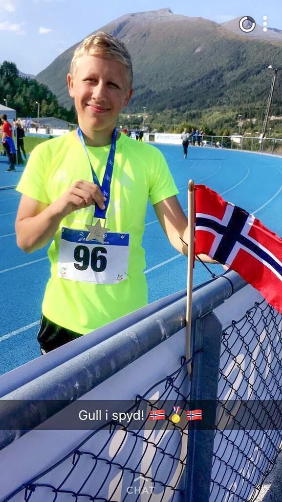 Jonas Flasnes tok gull i spydkast for Gutter 13 under helgas Lerøyleker i Måndalen.