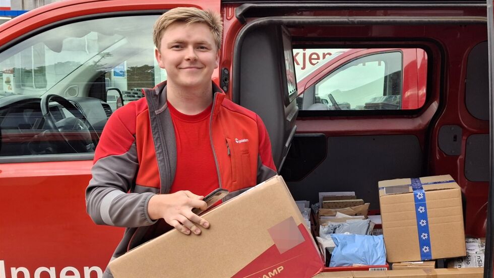 Eivind Duun Myhre (23) opp tidlig for å pakke postbilen full av pakker og brev til folket. Noen ønsker å jobbe i fellesferien også.
 Foto: Birgitte Måøy Alte