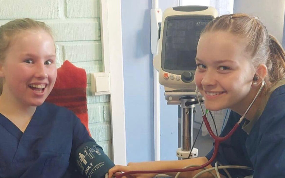 Emma Furre Solberg tar blodtrykket på Lotte Johanne Thorsen.
 Foto: Tuva Reppen