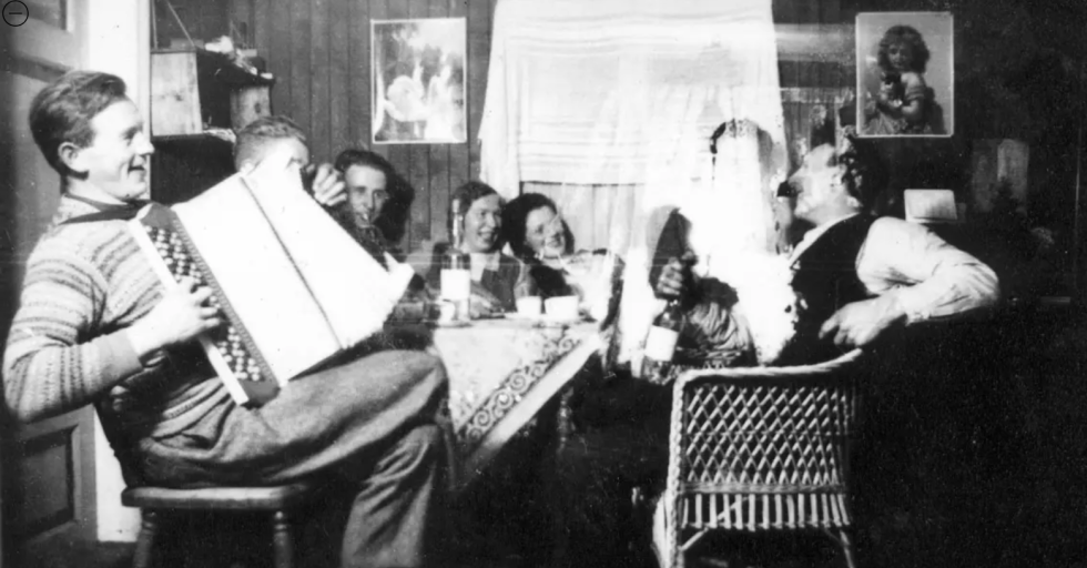 Dette bildet er av en feststemt gjeng, men vi har ingen informasjon om hvem dette er. Har du opplysninger så ta gjerne kontakt.
 Foto: Kystmuseet i Nord Trøndelag
