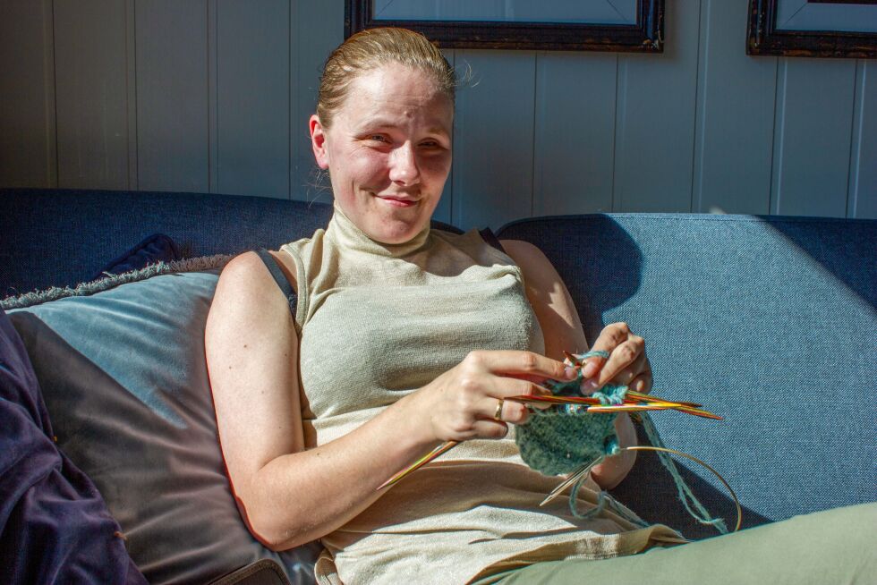 Elisabeth var bestemt på at hun ikke skulle begynne å strikke. Så prøvde hun det, og ble hekta.
 Foto: Stine Vikestad