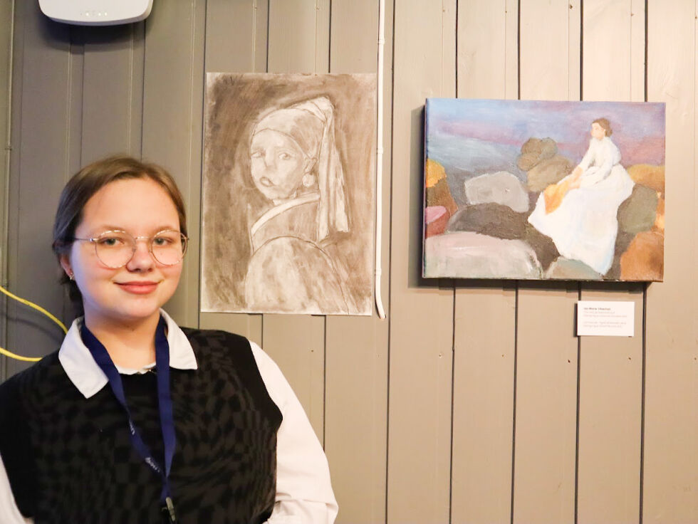 Ida Marie Vikestad deltok på UKM med to fine malerier.
 Foto: Jens Christian Berg