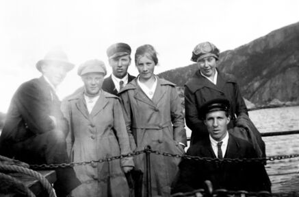 Et minne fra tidligere tider da lokalbåten var et viktig framkomstmiddel. Bildet er fra 1921 og er fotografert ombord på lokalbåten: Sittende Hartvik Dekkerhus, stående bak fra høyre: Jenny Dekkerhus, Ågot Garstad, ukjent, Gustav Waagø, Ukjent og Kristian Fornes.
 Foto: Hartvik Dekkerhus/Kystmuseet i Nord-Trøndelag, Norveg