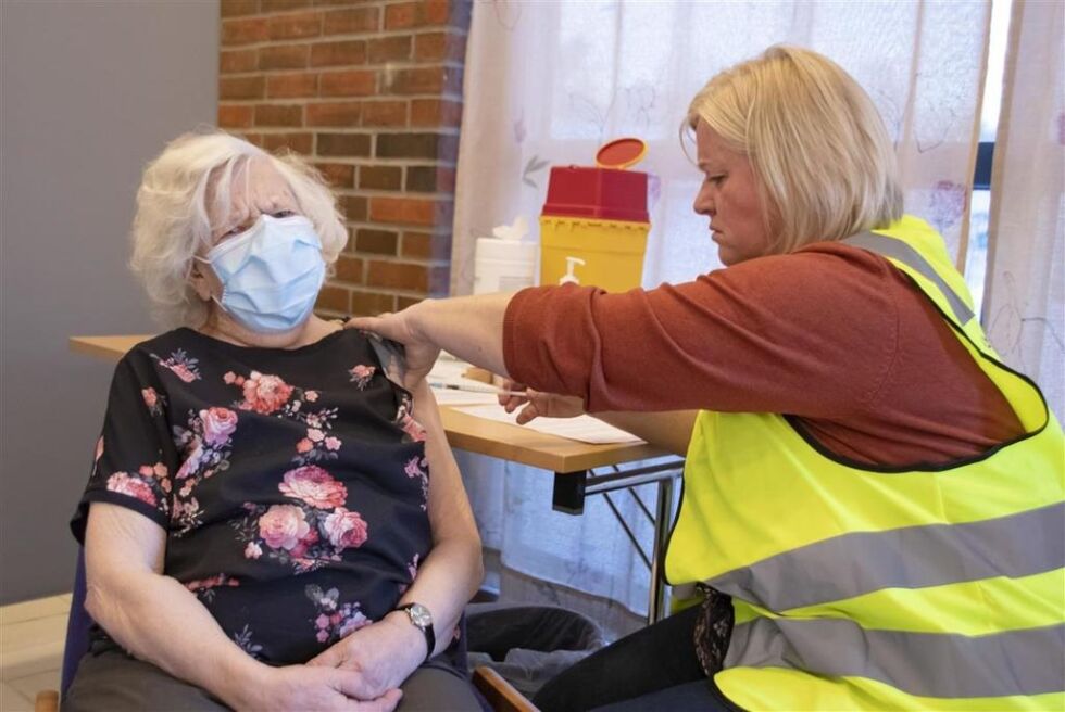 Lilly Olsen var blant de første til å ta vaksine i Nærøysund. Eva Myhre Måøy og de andre helsesykepleierne i kommunen står for selve vaksineringen.
 Foto: Nærøysund kommune/Morten Wengstad