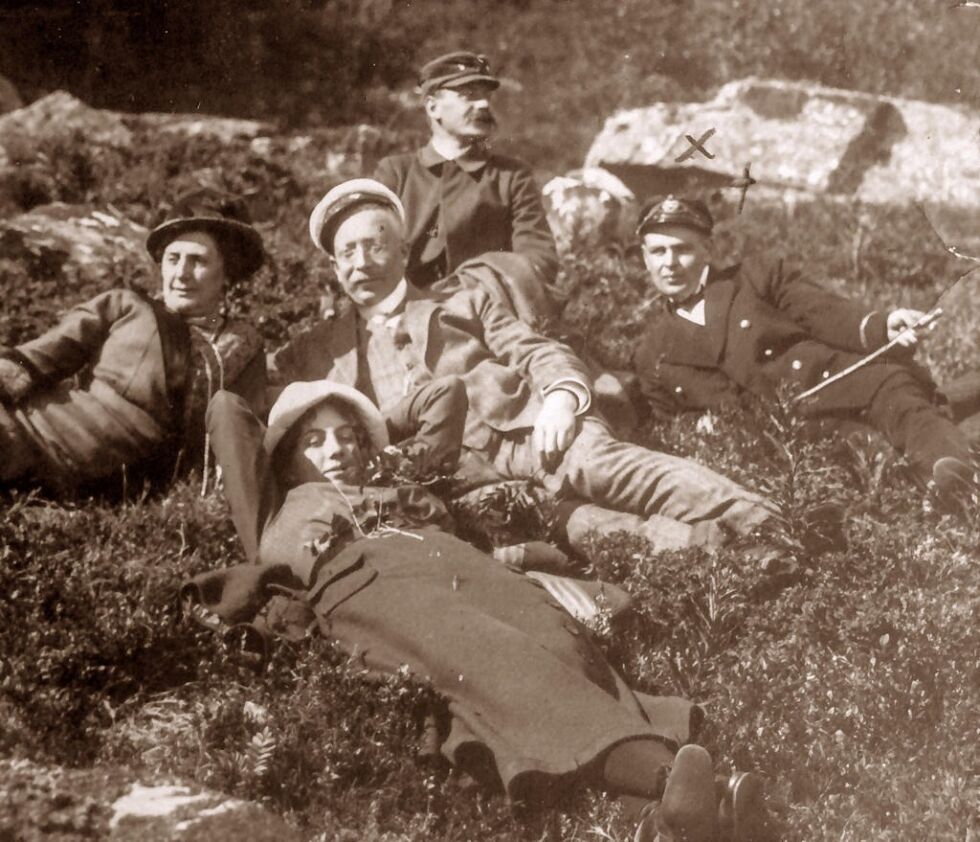 Gusti Tischler fra Wien (foran) sammen med sin foreldre. Bak til h. Otto Furre. Bildet er fra sommeren 1913 og er tatt ved foten av Torghatten. D/S «Vega» lå mest sannsynlig oppankret i Torgfjorden.
 Foto: Fra Otto Furres fotoalbum
