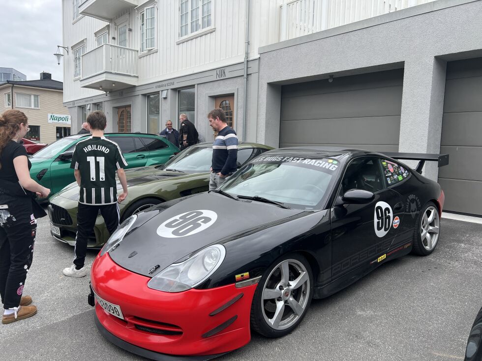 Utenfor Kork var en rekke lekre kjøretøy parkert.
 Foto: Lillian Lyngstad