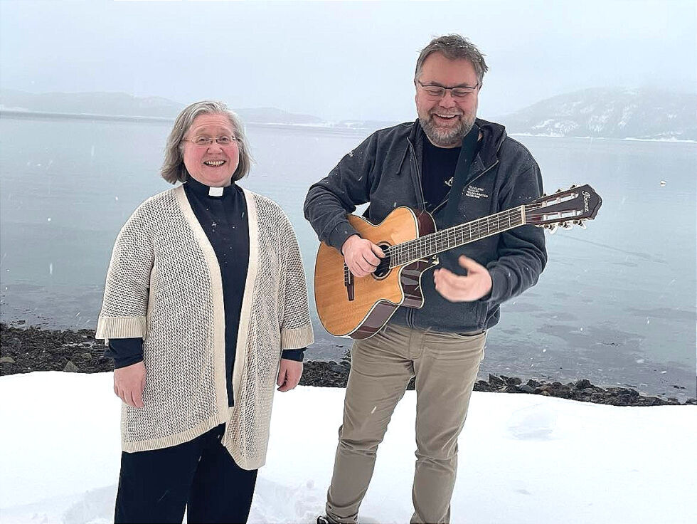 Bindalspresten Ann Kristin Hansen ser fram til konserten i Vassås kirke med Odd Walter Bakksjø og band.
 Foto: Hild Dagslott