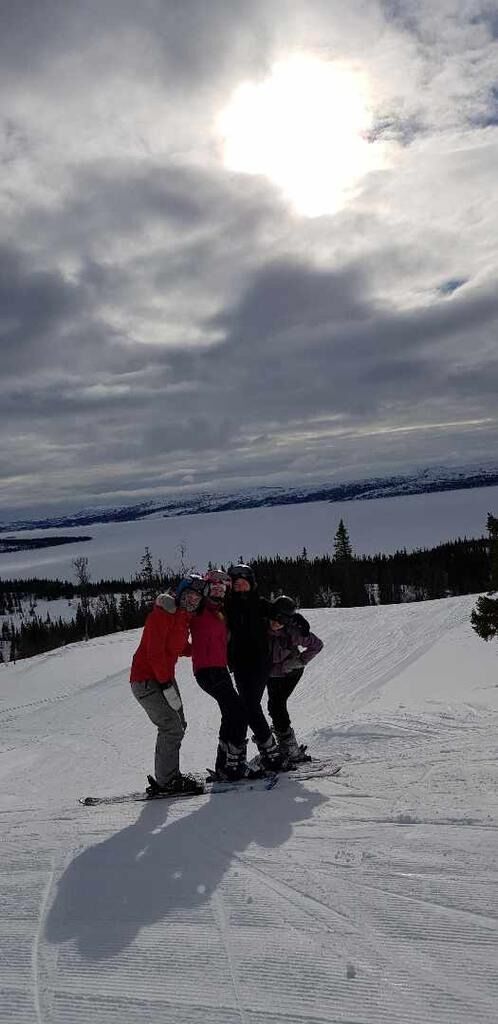 Henriette, Katrine, Sunniva og Renate oppe i bakken.