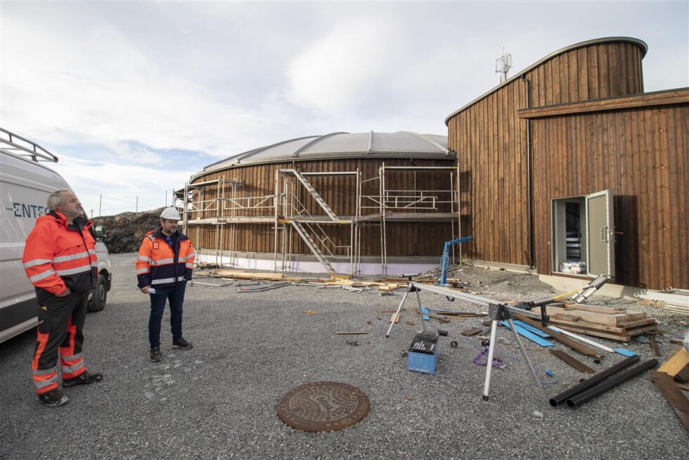 Driftsansvarlig vann og avløp Wiggo Johansen og enhetsleder kommunalteknikk Kurt Kristiansen i Nærøysund kommune gleder seg over at det nye høydebassenget snart kan tas i bruk.
 Foto: Nærøysund kommune