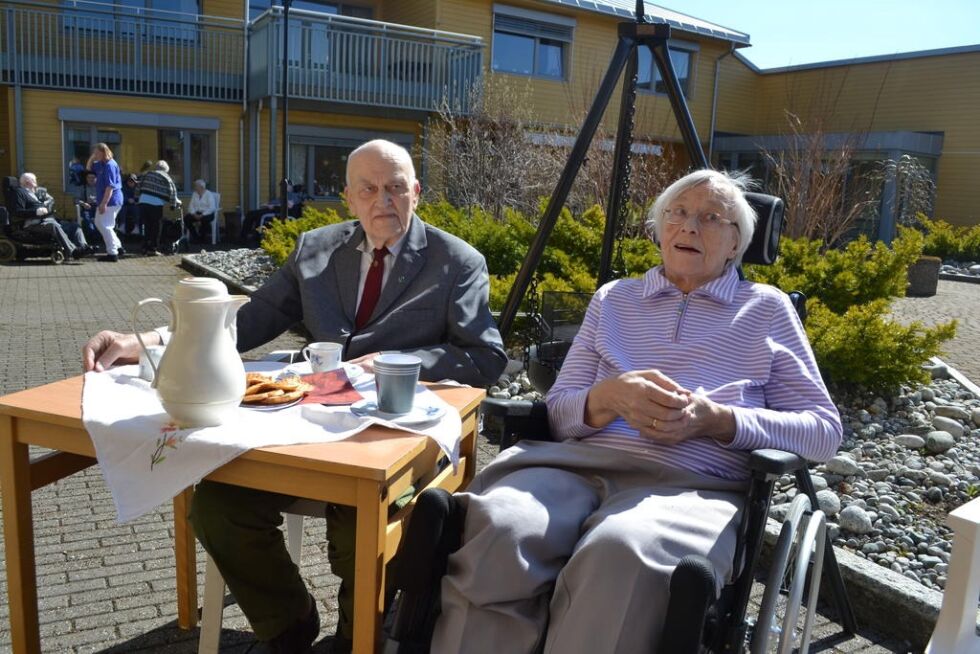 Odd og Kjellaug Eidshaug syntes det var stas å drikke kaffe og spise vafler ute i finværet på onsdag.