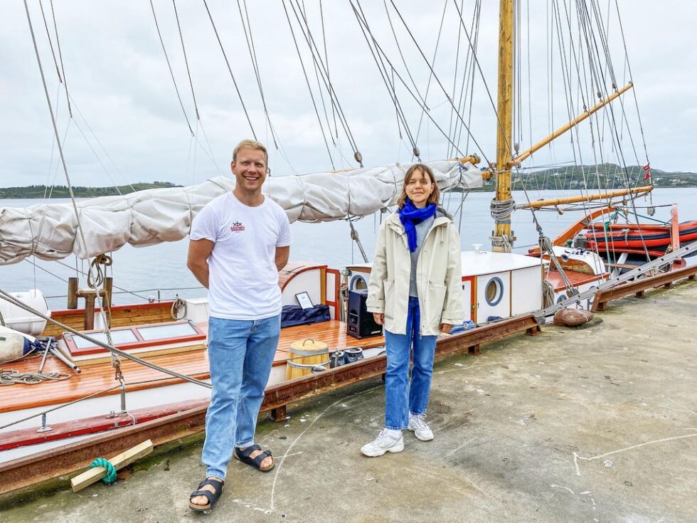 Mikkel Ørgrim Haugen og Ingvild Haraldsen fra Klassekampen var fornøyd med debatten og besøket i Rørvik. Etter at bildet var tatt la båten ut fra kai med kurs for Namsos.