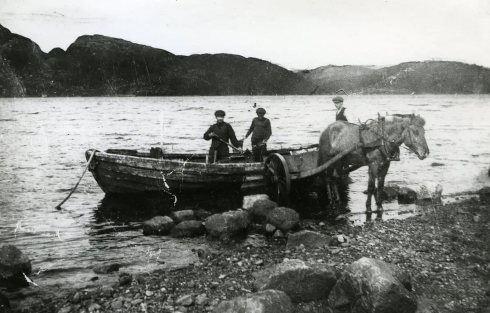 Sand losses fra båt over i hestekjerre ved Kolvereid, ukjente personer. Står det om dette bildet som skal være tatt i 1918.
 Foto: Kystmuseet i Nord Trøndelag