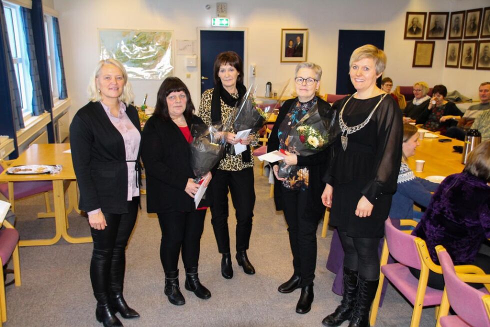 Oppvekst- og kultursjef Kirsti Fjær (t.v.) og varaordfører Wenche Finseth (t.h.) hedret tre tidligere barnehageansatte på onsdag. Svanaug Thorsen, Bjørg Halvorsen og Anne Grete Heimsvik ble tildelt KS-hedersmerke.